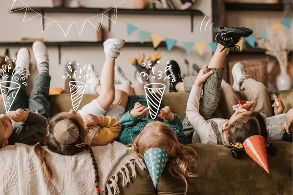 crianças no sofá se divertindo com enfeites de festa infantil - Checklist para Festa Infantil