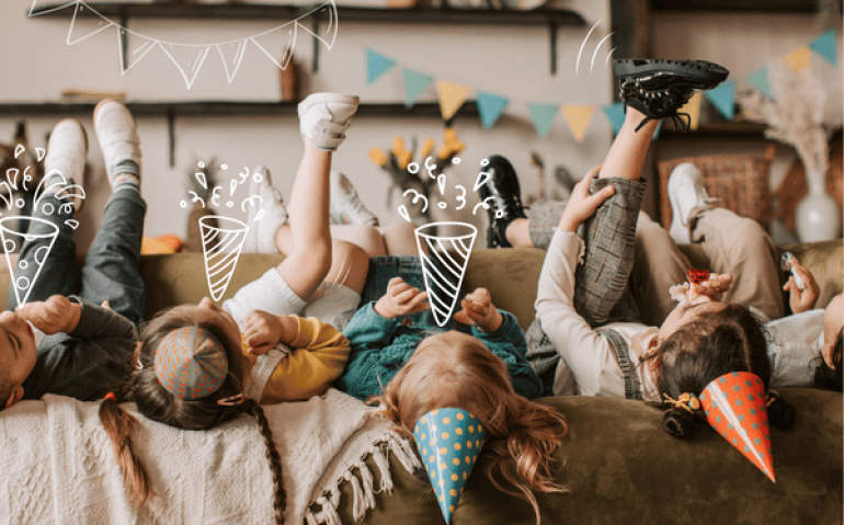 crianças no sofá se divertindo com enfeites de festa infantil - Checklist para Festa Infantil
