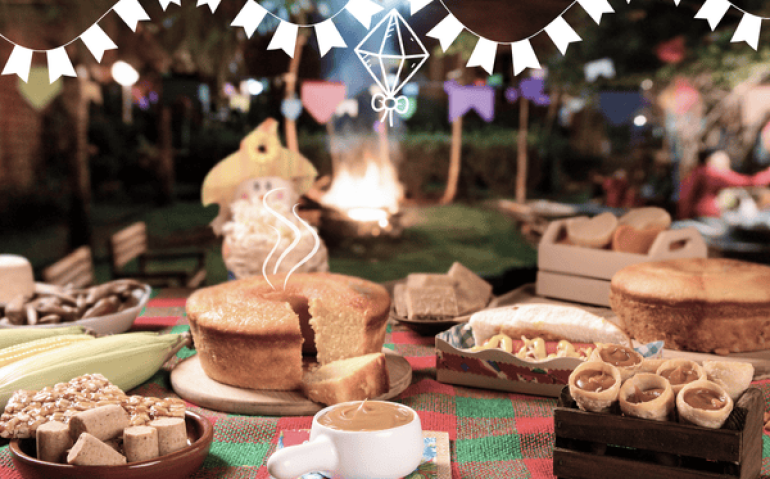 Mesa com comidas tipicas d efesta junina - Brincadeiras Juninas
