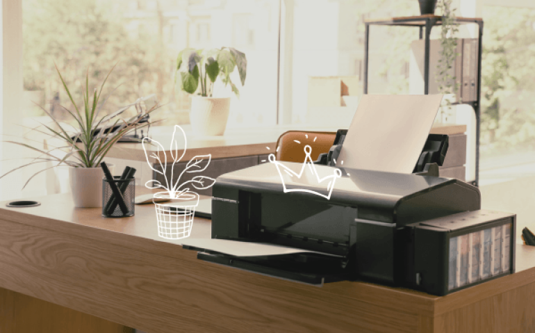 uma sala de escritorio com um impressora sobre a mesa - impressora com melhor custo-beneficio